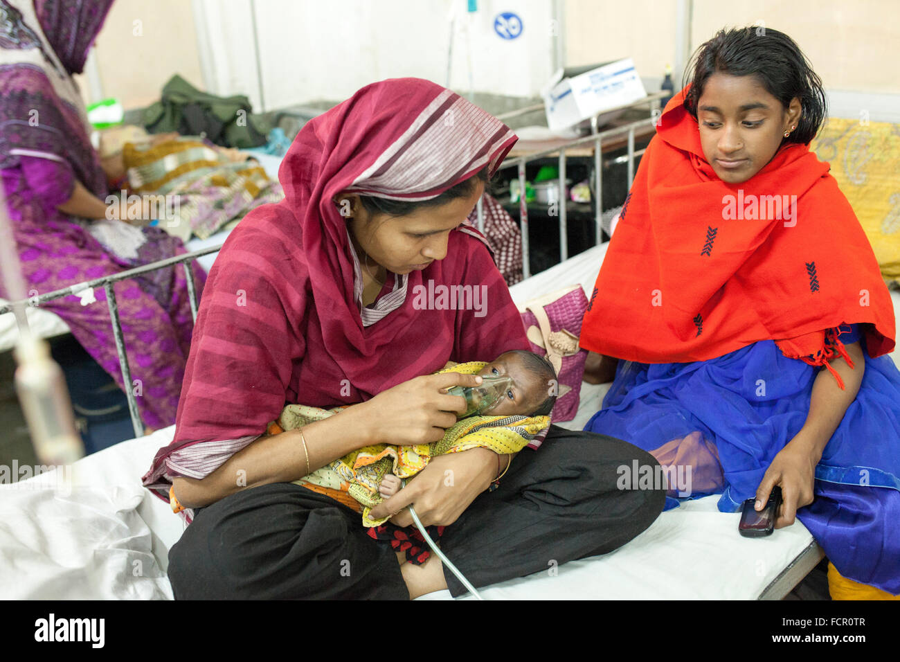 Dhaka, Bangladesch. 24. Januar 2016. Nebulises eine Mutter ihr Kind Lungenentzündung heimgesuchten Dhaka Child Hospital in Dhaka, Bangladesch am 24. Januar 2016. Ein Ansturm von kranken Kindern hat das Krankenhaus im Zuge der anhaltenden Kältewelle im Land überfüllt. Patient aus verschiedenen Bezirk aufgenommen im Krankenhaus. Mit der fröstelnde Kälte über das Land fegen leiden Tausende von Kindern, vor allem die Neugeborenen, an verschiedenen Kälte bedingte Krankheiten wie Lungenentzündung, Hirnhautentzündung, Bronchiolitis, Asthma, Fieber, Husten und Erkältung. Bildnachweis: Zakir Hossain Chowdhury Zakir/Alamy Live-Nachrichten Stockfoto