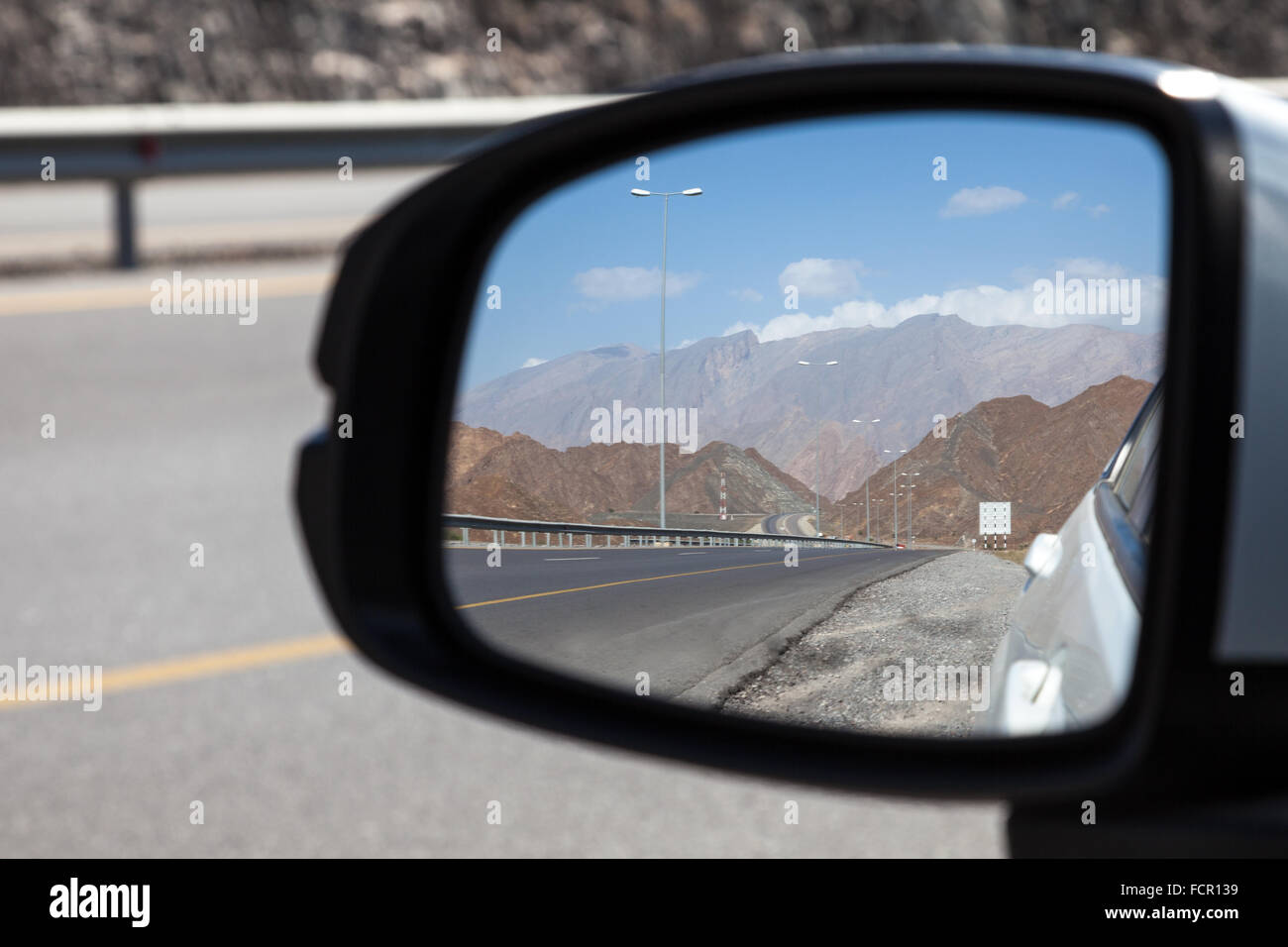 Spiegel Rückansicht einer Straße in den Hajar Mouintains von Oman, Naher Osten Stockfoto