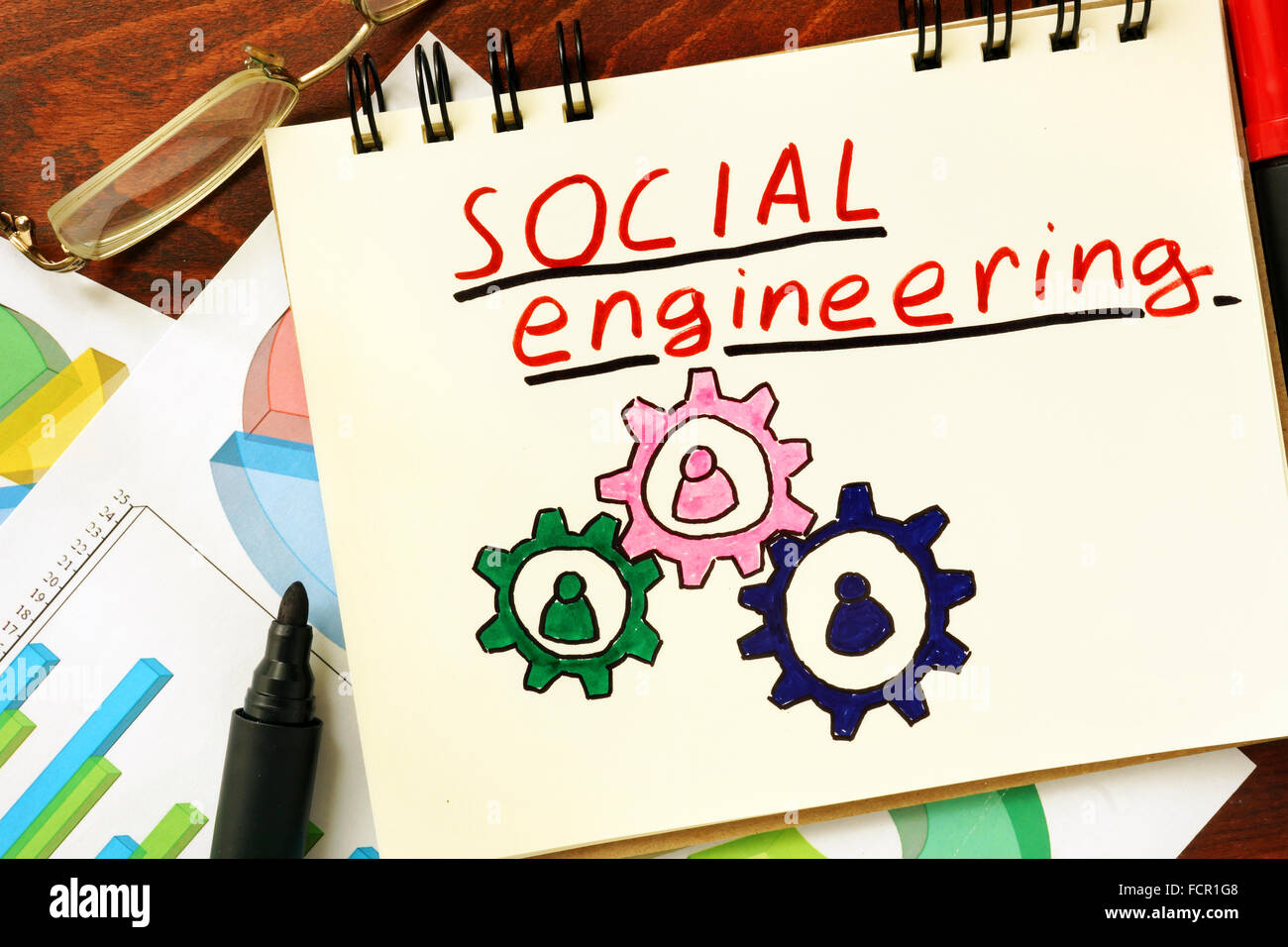 Notizblock mit Social-Engineering auf dem Holztisch. Stockfoto