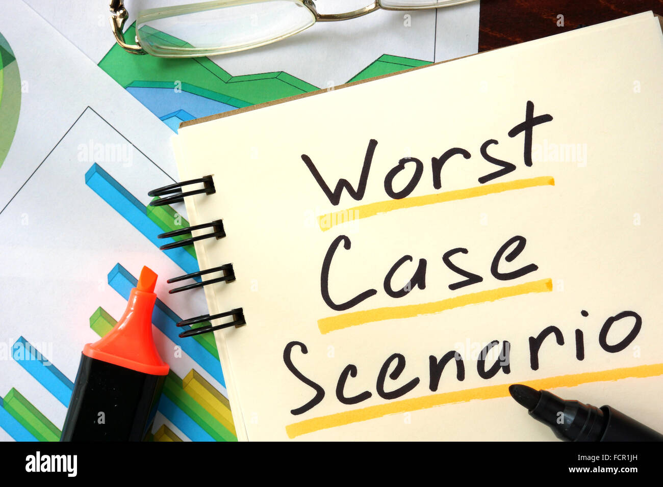 Notizblock mit Worst-Case-Szenario auf dem Holztisch. Stockfoto