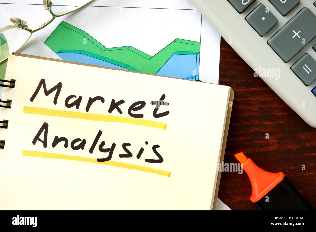 Notizblock mit Marktanalyse auf dem Holztisch. Stockfoto