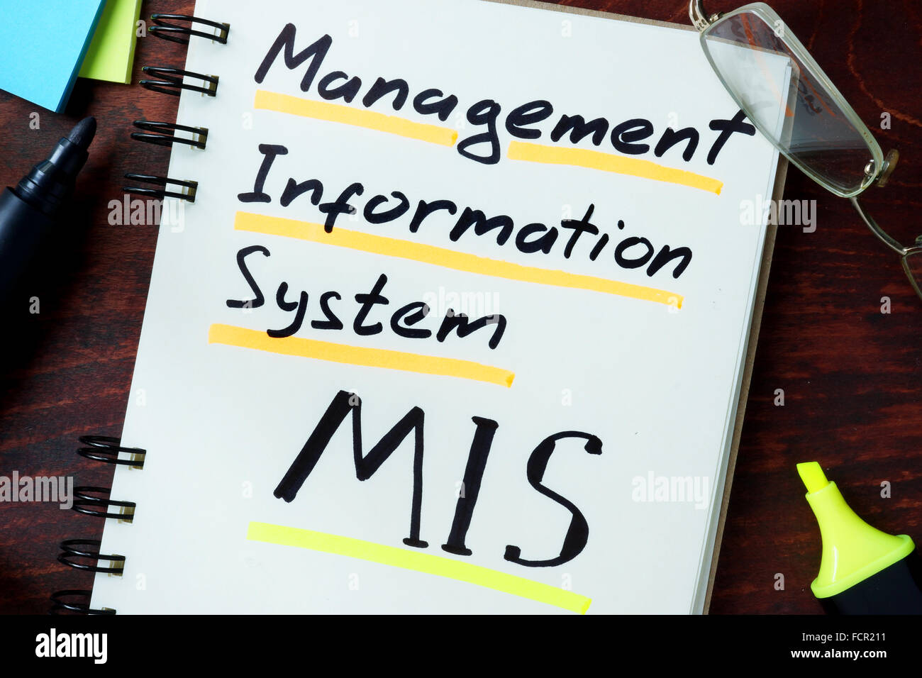 Notizblock mit Management-Informationssystem MIS auf dem Holztisch. Stockfoto