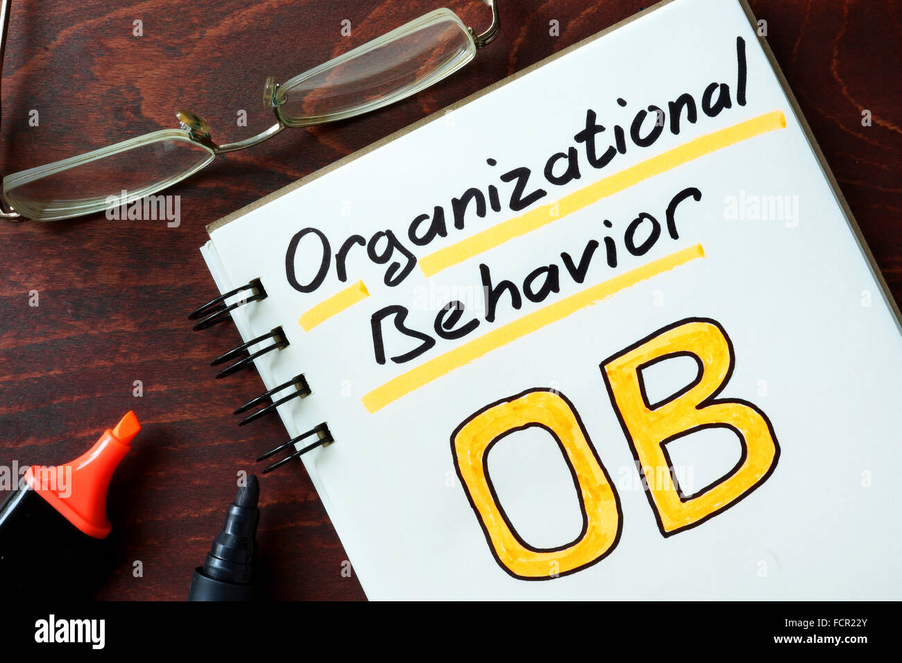 Notizblock mit Organizational Behavior auf dem Holztisch. Stockfoto