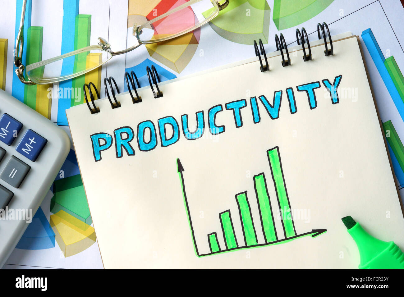Notizblock mit Produktivität auf dem Holztisch. Stockfoto