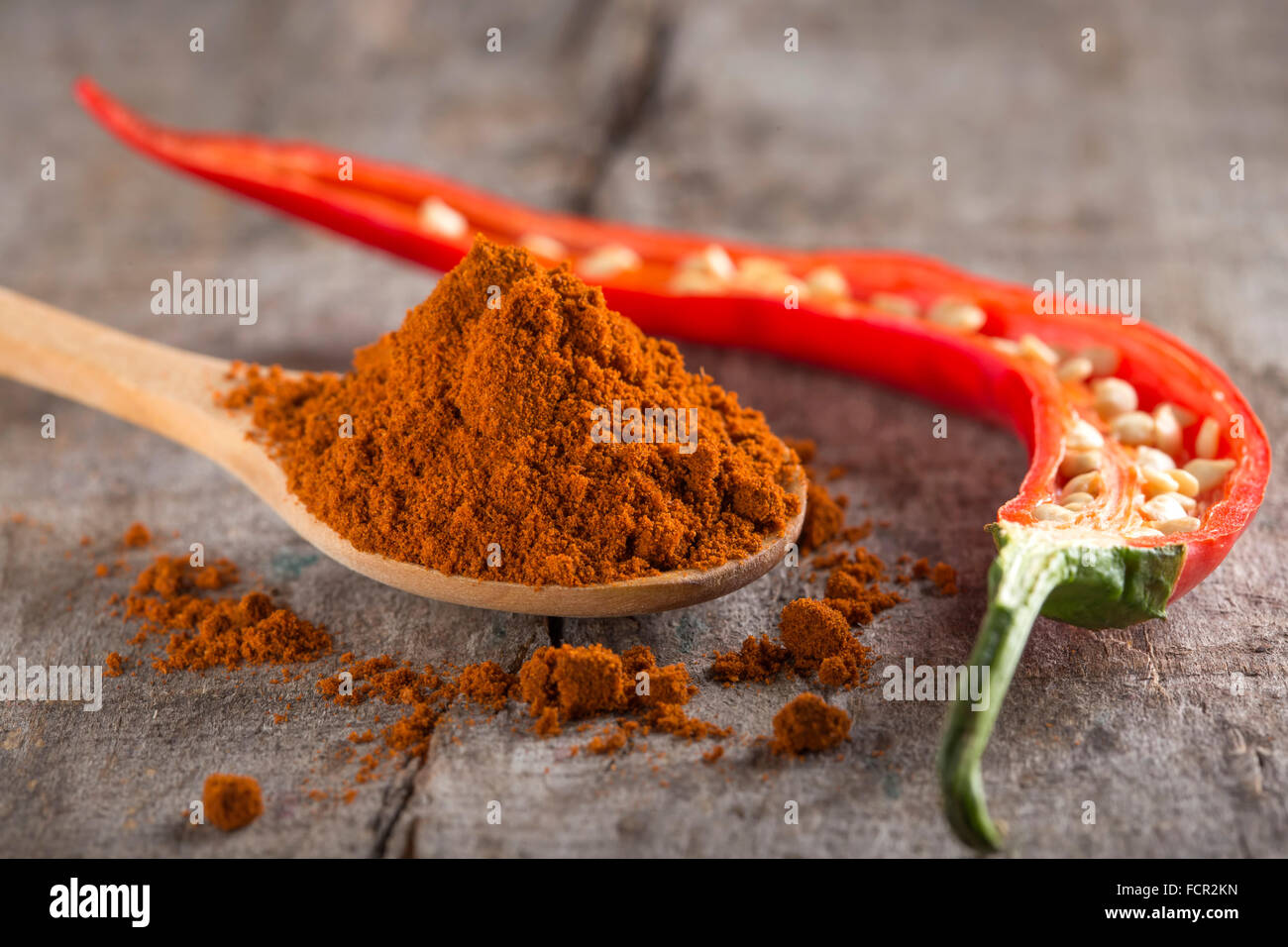 Kochlöffel mit roter Gewürzpaprika Stockfoto