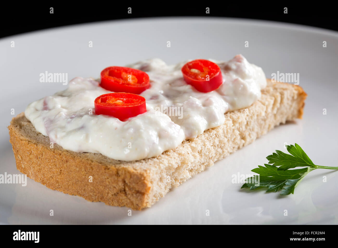 Open-Sandwich mit Creme aus Schinken, Meerrettich und Käse ...