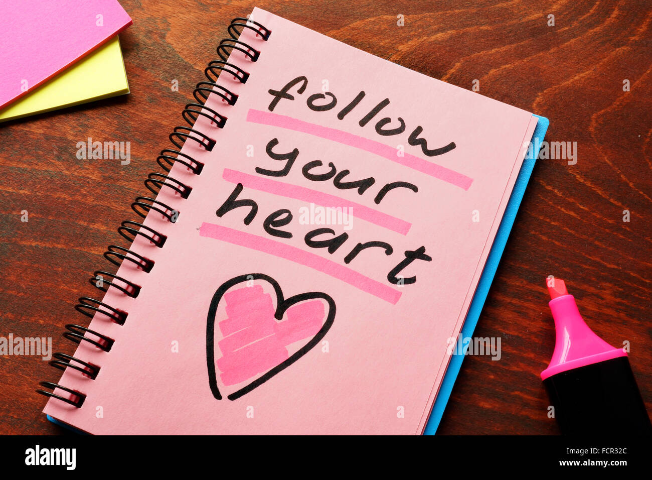 Notebook mit den Worten Folge deinem Herzen auf dem Tisch. Stockfoto