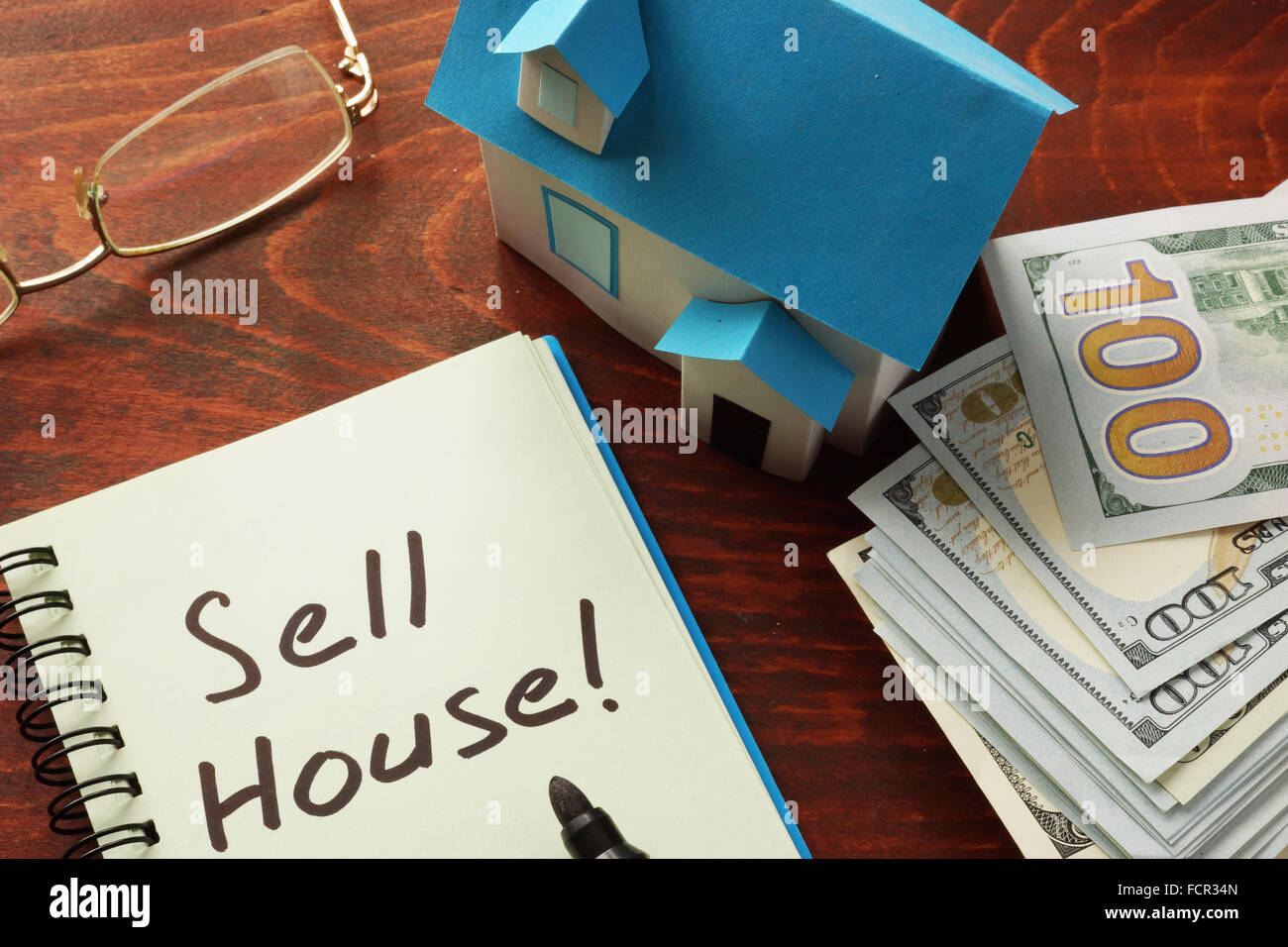 Notizbuch mit Worten verkaufen Haus auf dem Tisch. Stockfoto