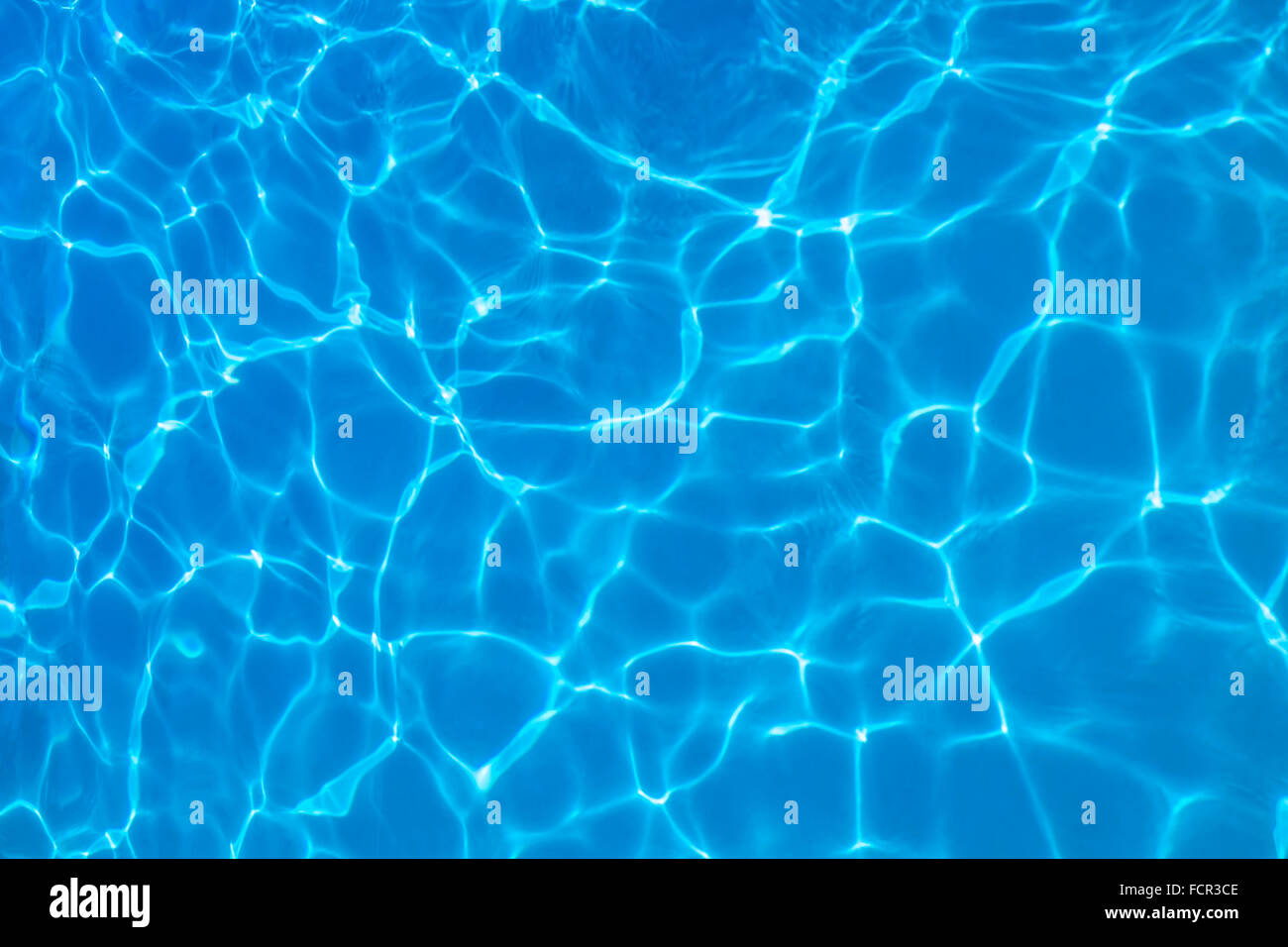 Reflexionen über einen Swimming Pool im Sommer Stockfoto