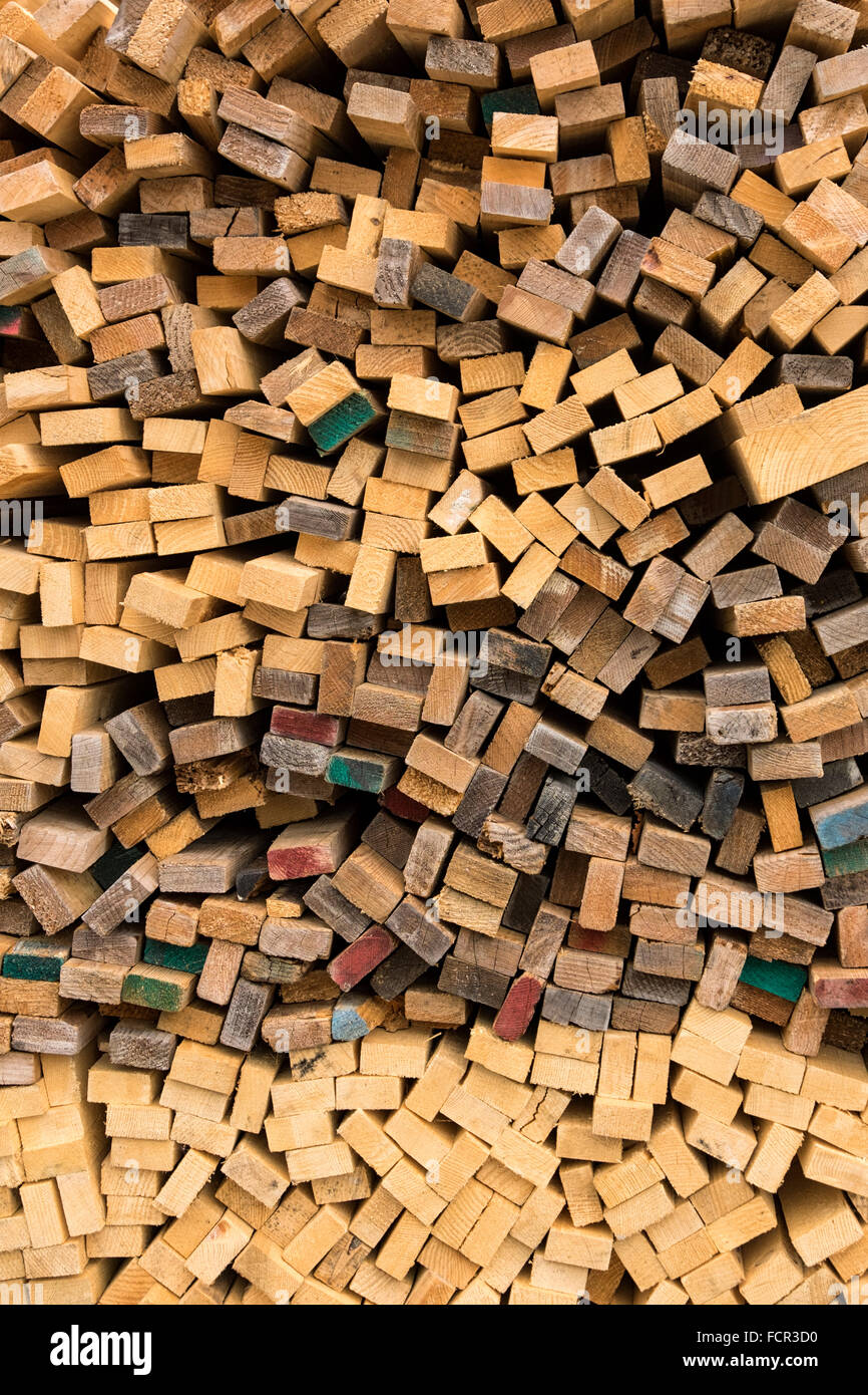 Getrimmt und entrindetes Holz beplankt stapelten sich in einem Sägewerk Stockfoto