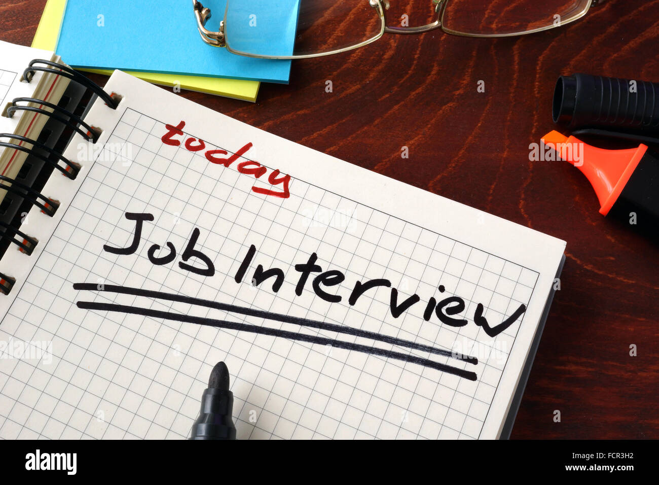 Notizbuch mit Job-Interview-Zeichen auf einem Tisch. Business-Konzept. Stockfoto