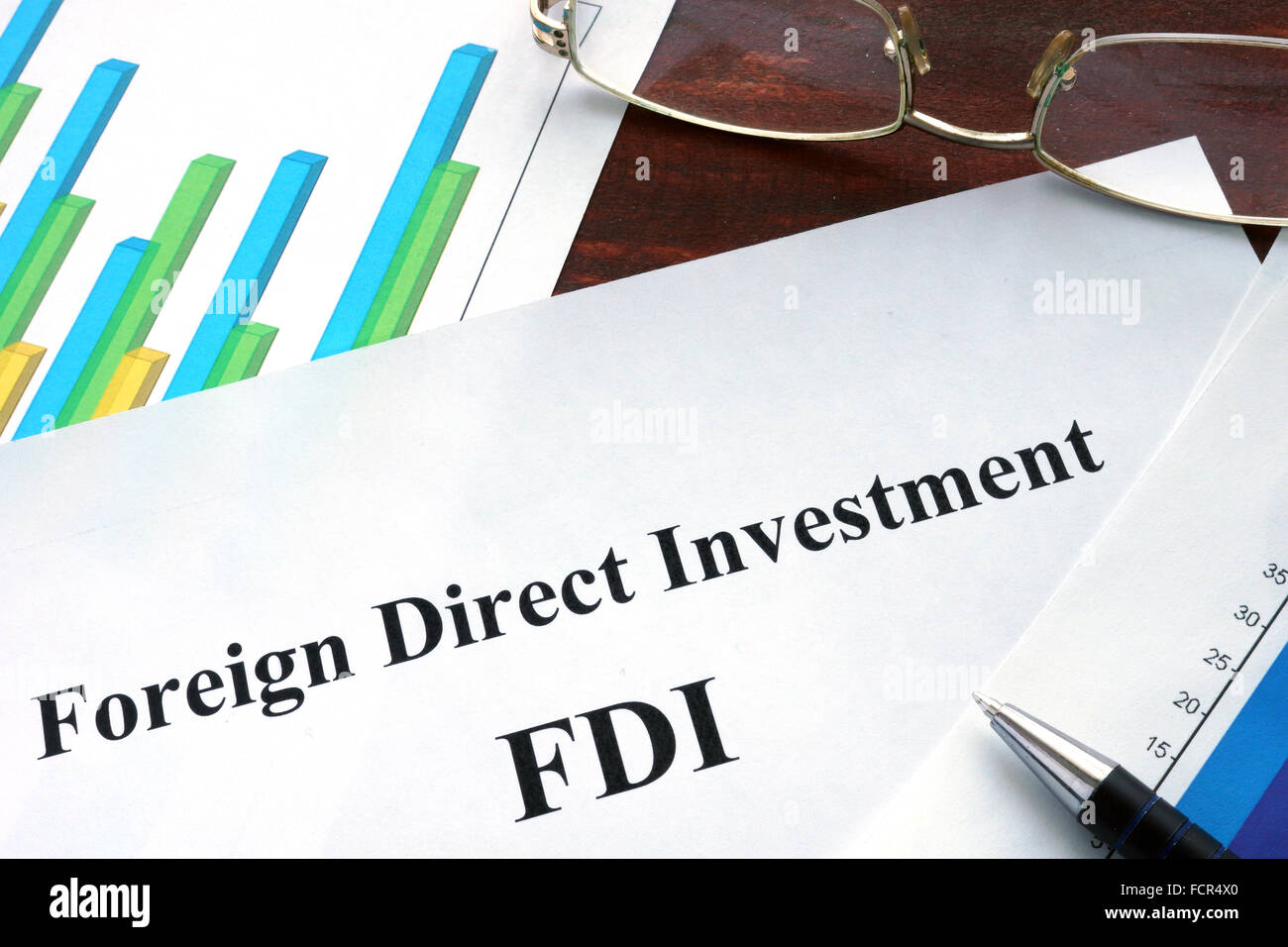 Ausländische Direktinvestitionen FDI Form auf einem Tisch. Business-Konzept. Stockfoto
