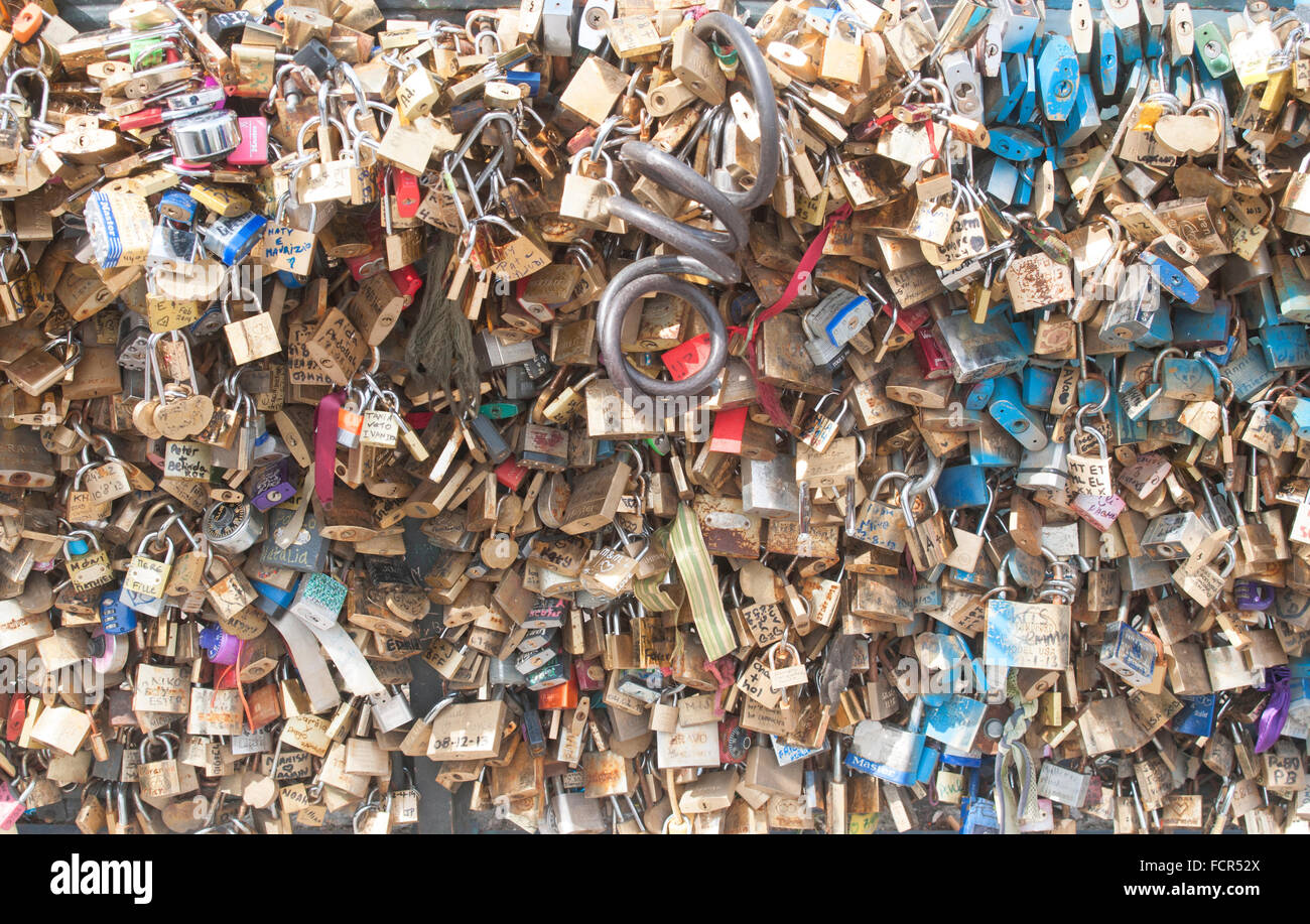 Vorhängeschlösser an der Brücke Pont de l'Archeveche in Paris, Frankreich Stockfoto
