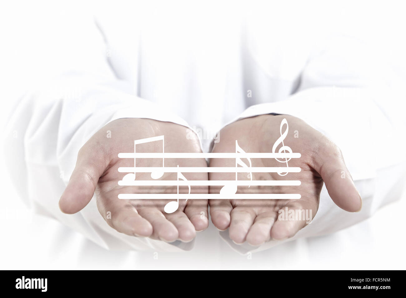 Nahaufnahme von Menschenhand mit Musik Noten Zahlen Stockfoto