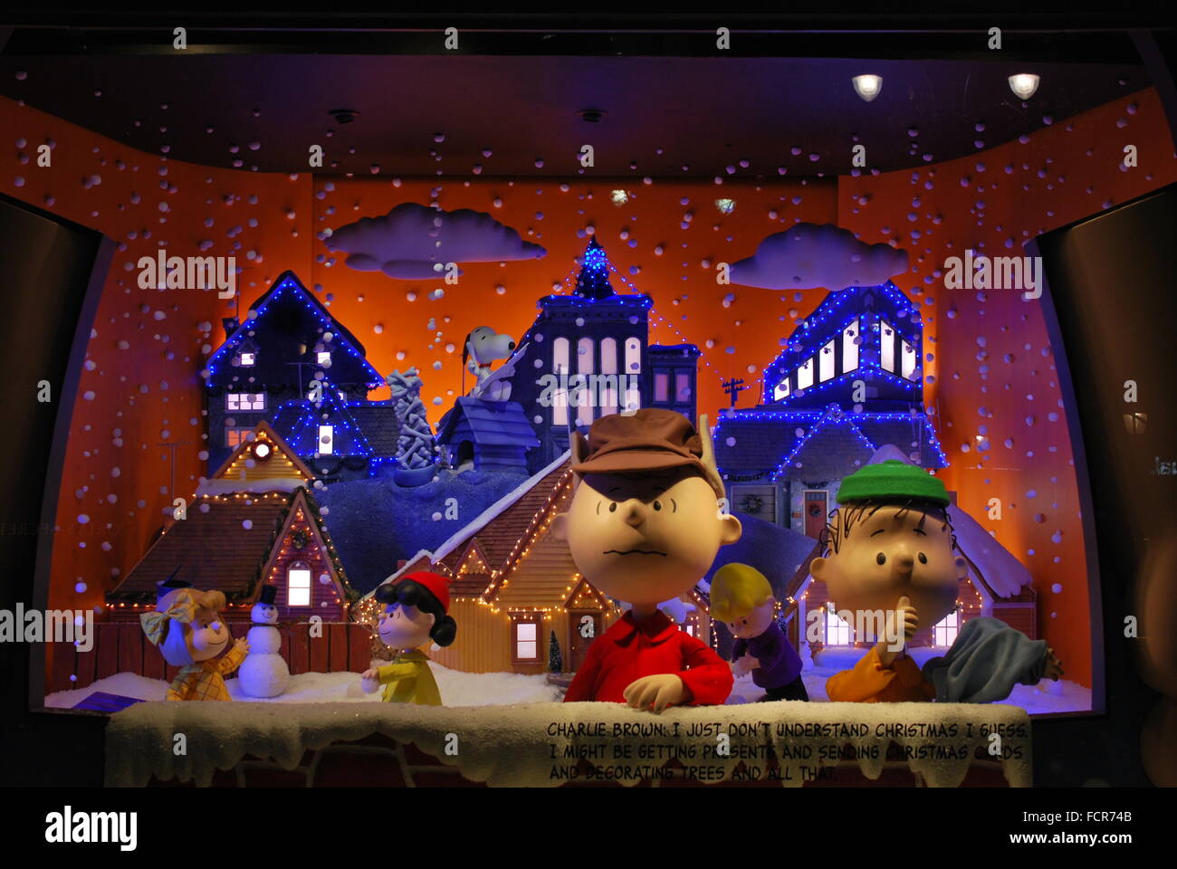 NYC Macy's Herald Square Schaufenster "A Charlie Brown Christmas" feiert den 50. Jahrestag der Karikatur. Stockfoto