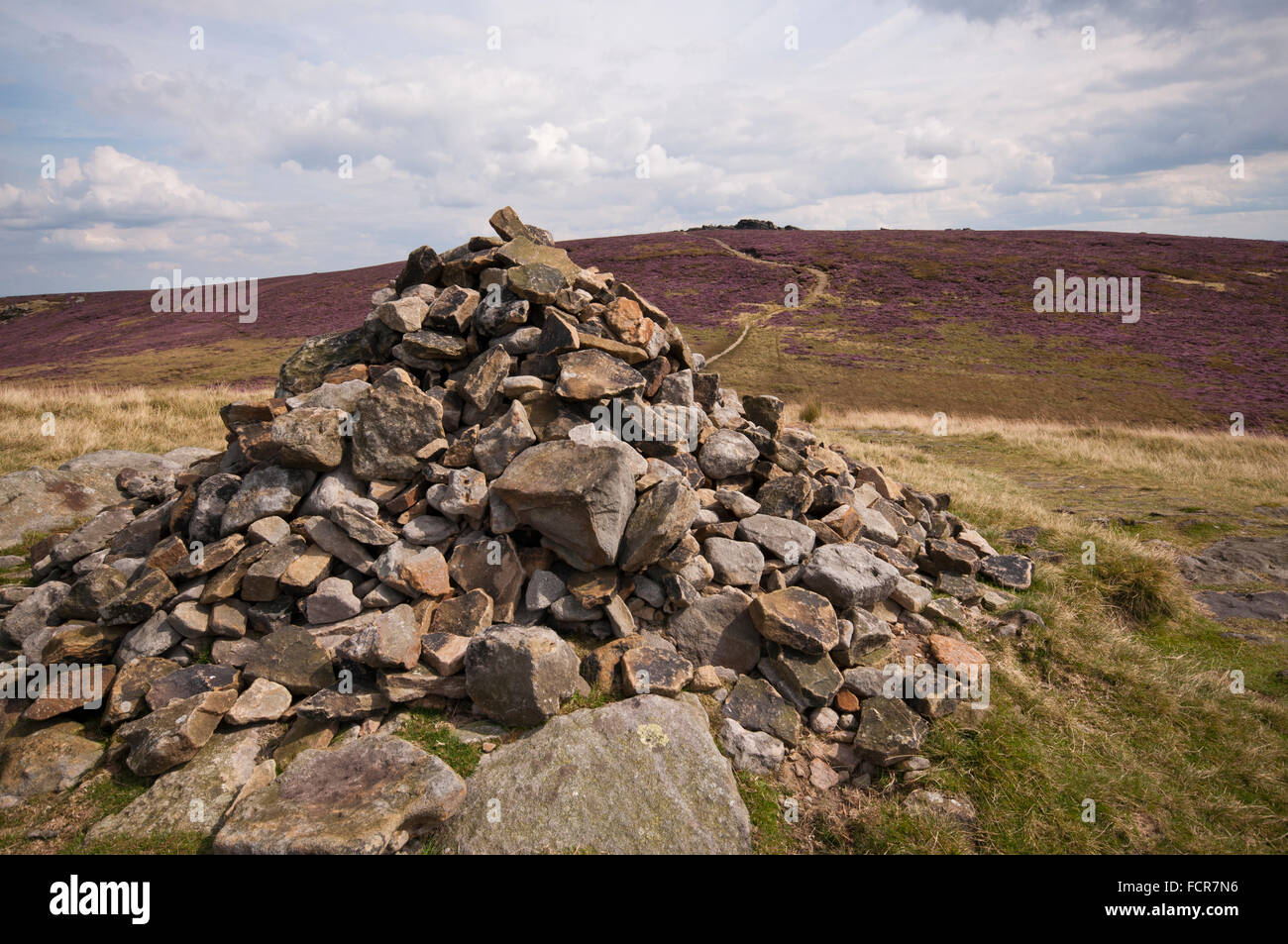 Gipfel Cairn auf verloren Bursche mit wieder Tor in die Ferne, Peak District National Park zu sehen. Stockfoto