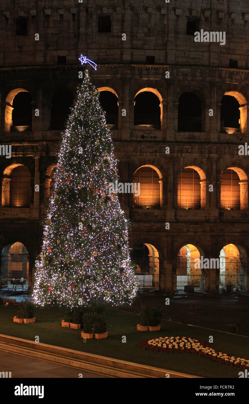 Kolosseum bei Nacht in der Weihnachtszeit. Rom, Italien Stockfoto