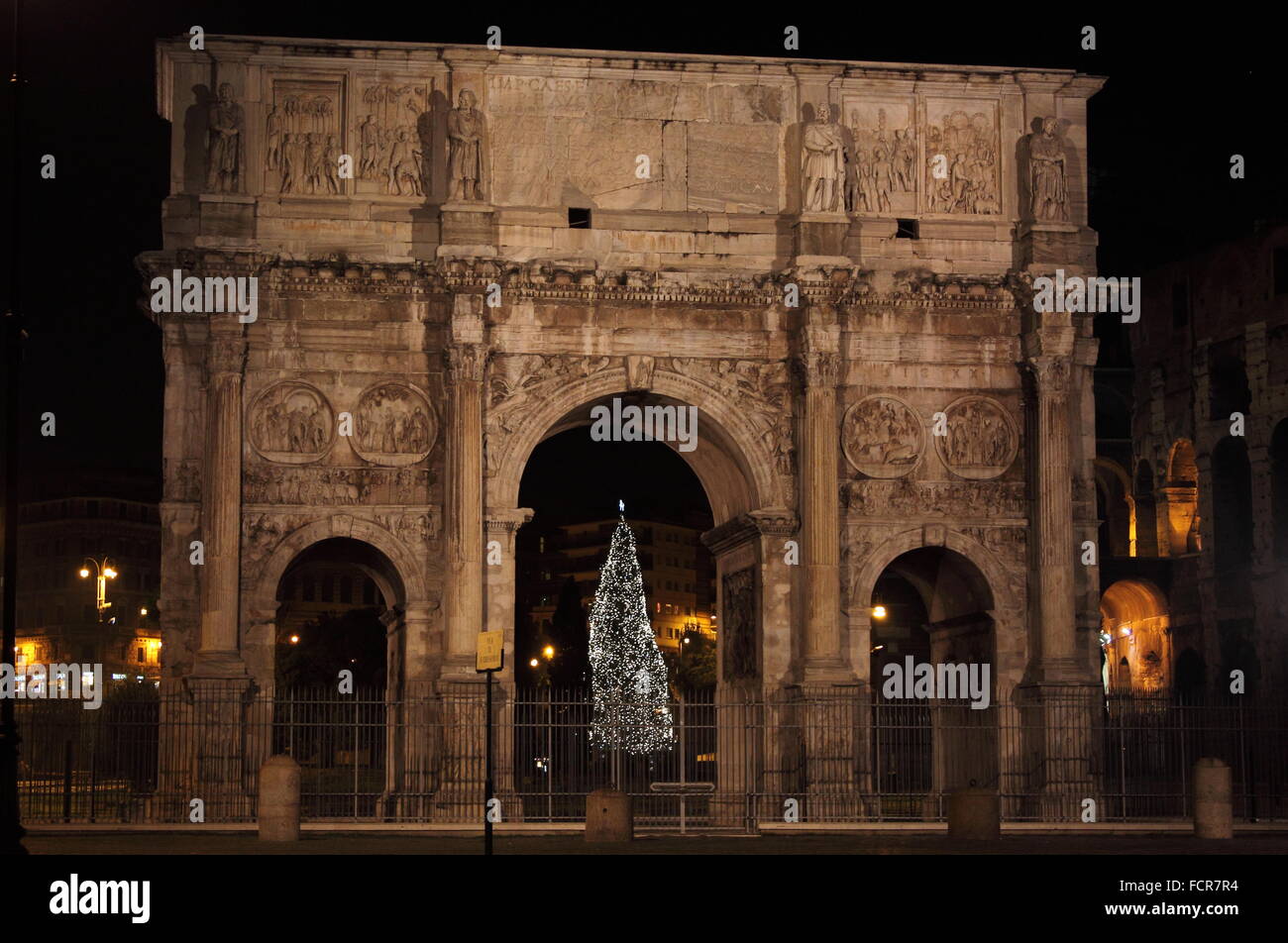 Triumphbogen des Konstantin in der Nacht in der Weihnachtszeit Rom, Italien Stockfoto