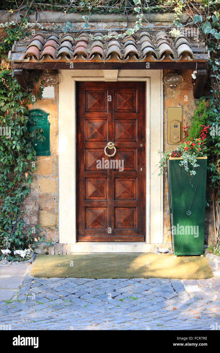 Renaissance Haustür mit Überdachung und Pflanzen Stockfoto