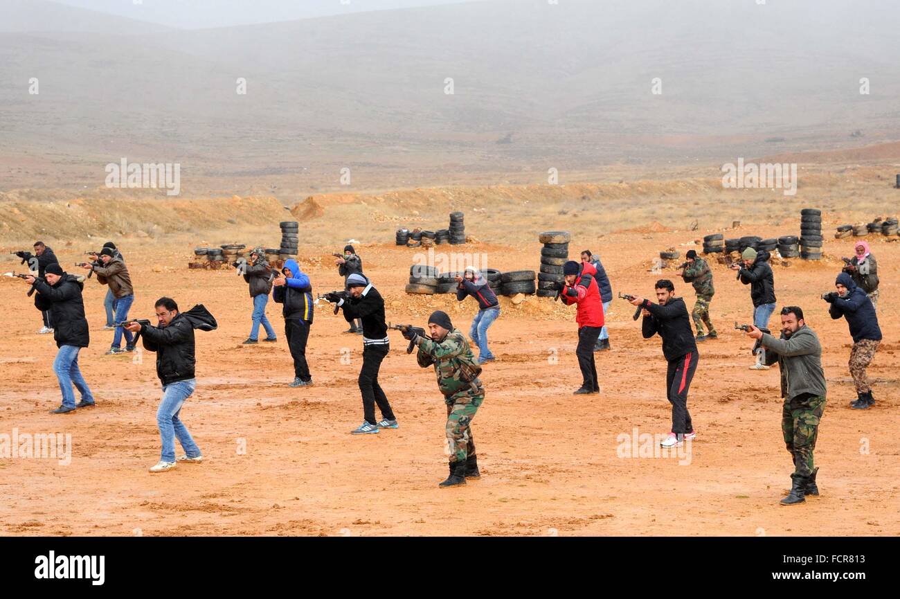 Damaskus. 24. Januar 2016. Eine Gruppe von syrischen Kämpfer an die syrische Regierung loyal sind Teilhabe in einer Militärparade, die Oberfläche ihrer Ausbildung in der südlichen Provinz Qunaitera am 24. Januar 2016 zu markieren. © Ammar/Xinhua/Alamy Live-Nachrichten Stockfoto