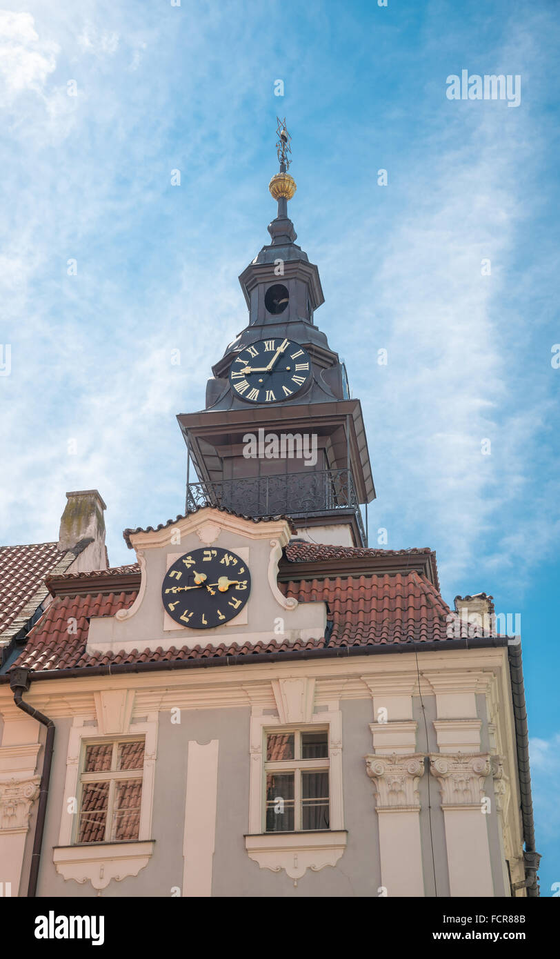 Turm der jüdischen Rathaus mit seiner Uhr, deren Zeiger gegen den Uhrzeigersinn, nach der hebräischen Schrift drehen. Stockfoto