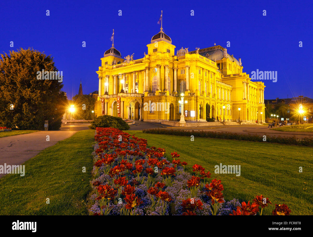 Nationaltheater von Zagreb in der Nacht Stockfoto