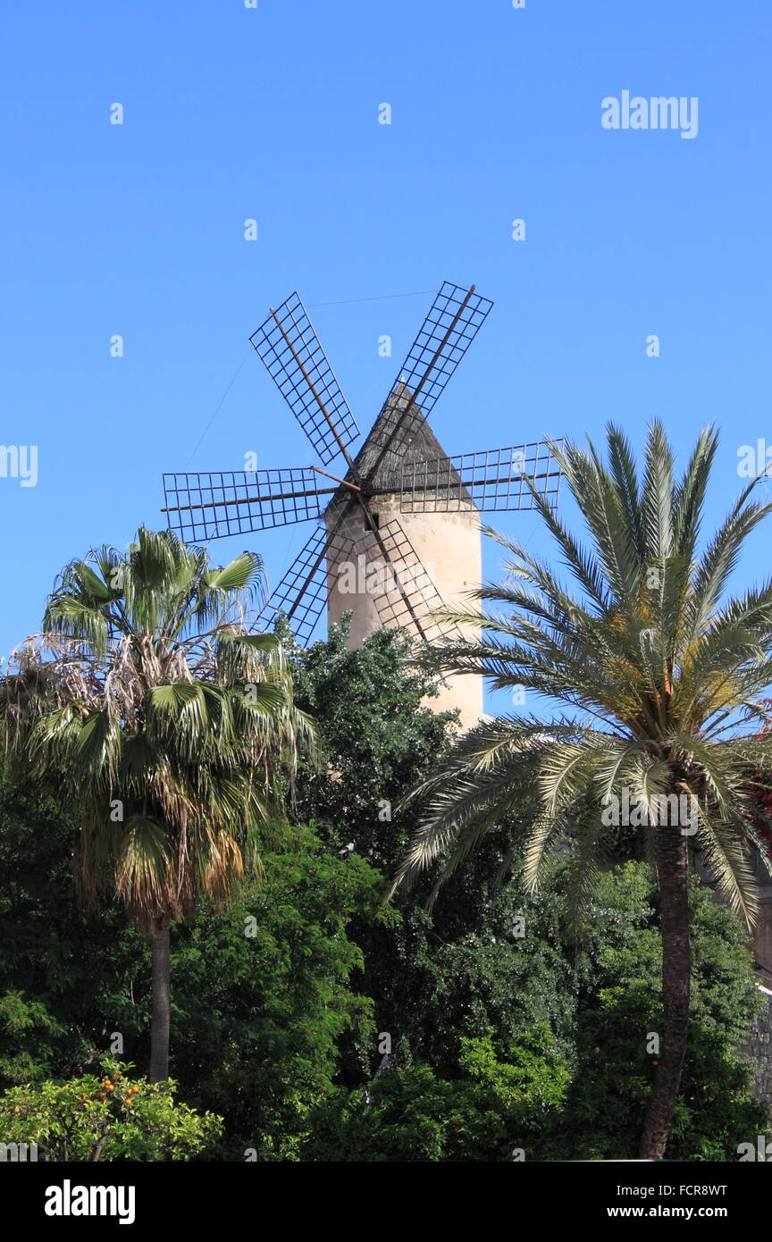 Traditionelle spanische Windmühle in Palma De Mallorca, Spanien Stockfoto