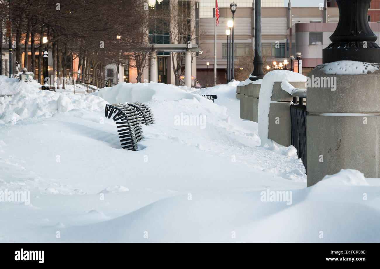 Jersey City, USA. 24. Januar 2016. Bänke am Wasser fast vollständig bedeckt Schnee. Die Sonne geht über Jersey City, wo die Jonas Blizzard die Straßen, im Schnee Credit verlassen hat: Elizabeth Wake/Alamy Live News Stockfoto