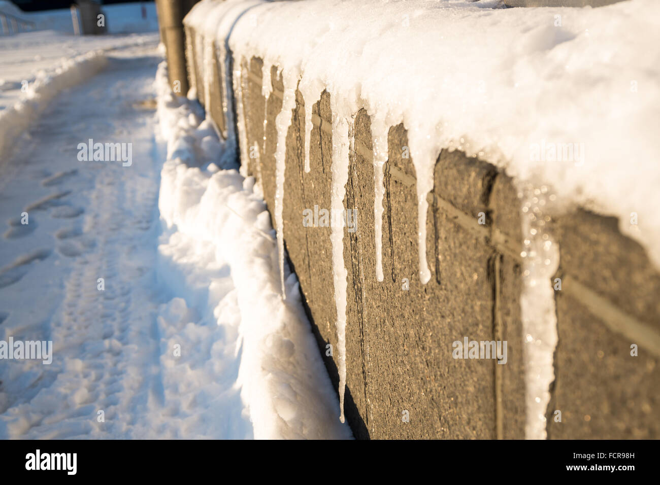 Jersey City, USA. 24. Januar 2016. Eiszapfen fangen an zu schmelzen. Die Sonne geht über Jersey City, wo die Jonas Blizzard die Straßen, im Schnee Credit verlassen hat: Elizabeth Wake/Alamy Live News Stockfoto