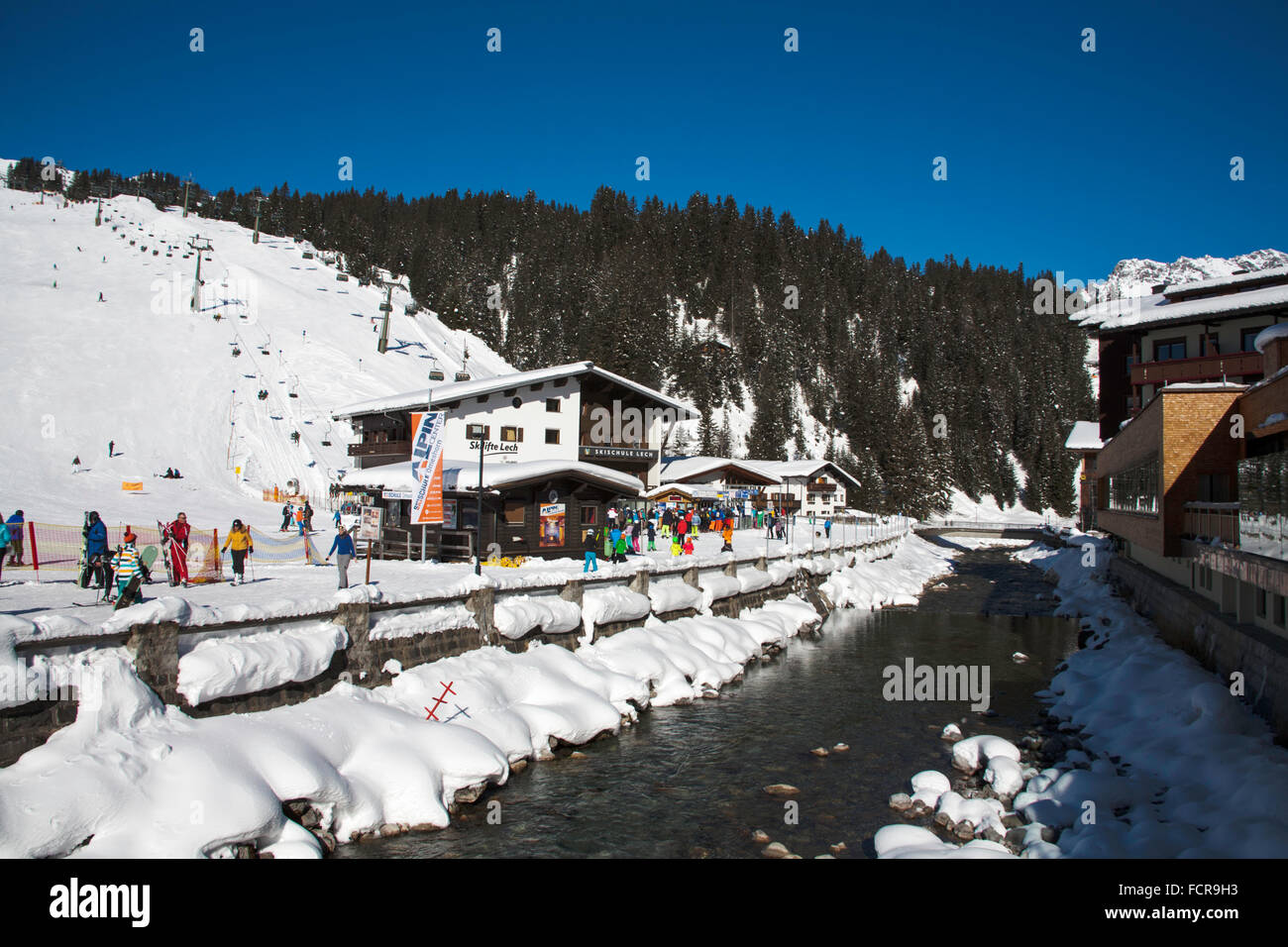 Der Lech durchfließt Lech mit neben Ski-Schulen und Pisten Lech Arlberg-Österreich Stockfoto