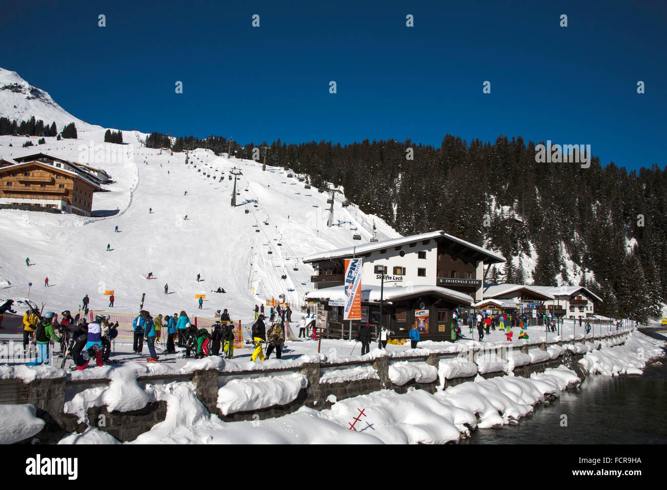 Skischulen und Skipisten neben dem Fluss Lech Lech Arlberg-Österreich Stockfoto