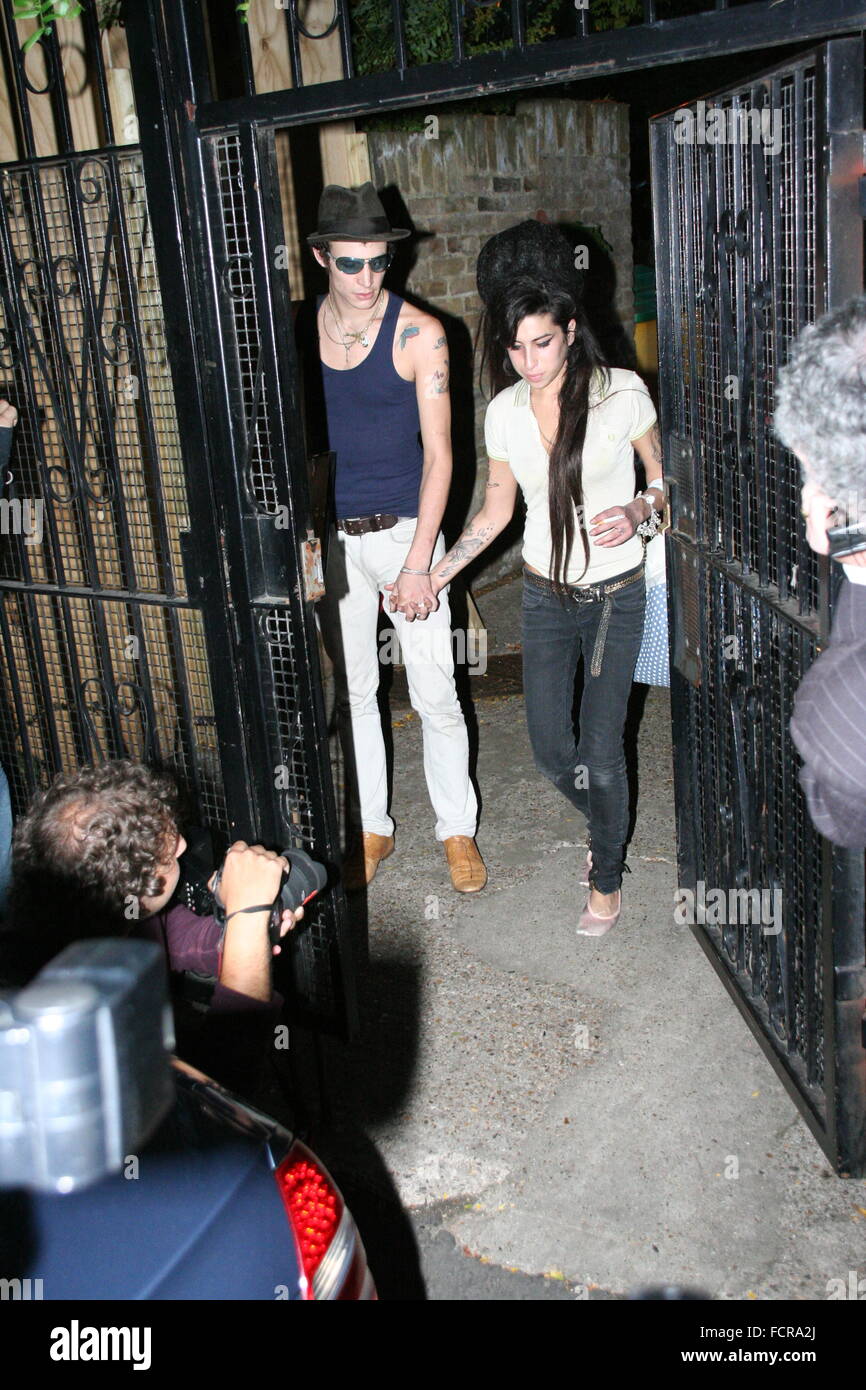 Camden, UK. 16. August 2007. Blake Fielder-Civil und Amy Winehouse verlassen ihre Heimat in Camden. Stockfoto