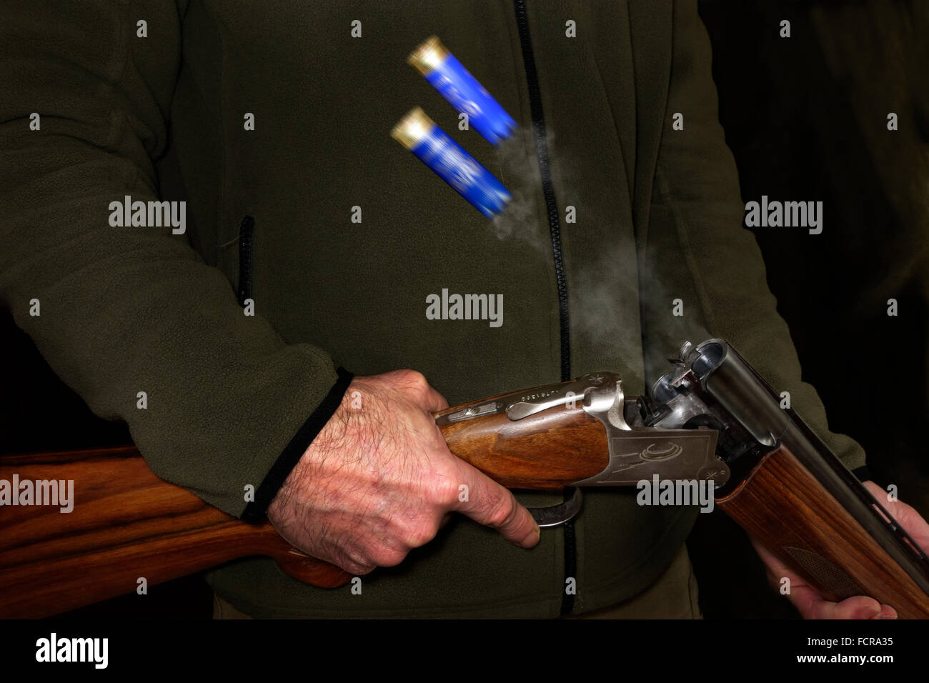 Pause-Action Schrotflinte in dem Moment der leere Hüllen auswerfen. Stockfoto