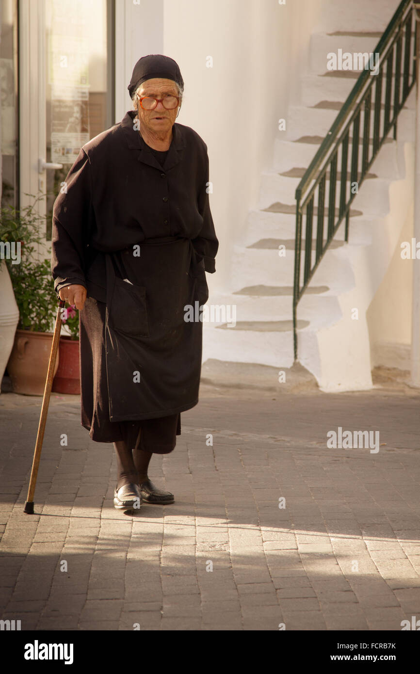 Alten kretischen Frau in der traditionellen, bergige Dorf Anogia, in Kreta, Griechenland. Stockfoto