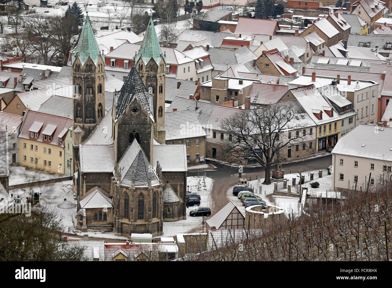 Schnee sammelt auf den Dächern und die St. Peter und Paul Church in der kleinen Stadt von Freyburg/Unstrut, Deutschland, 21. Januar 2016. Foto: Jan Woitas/ZB Stockfoto