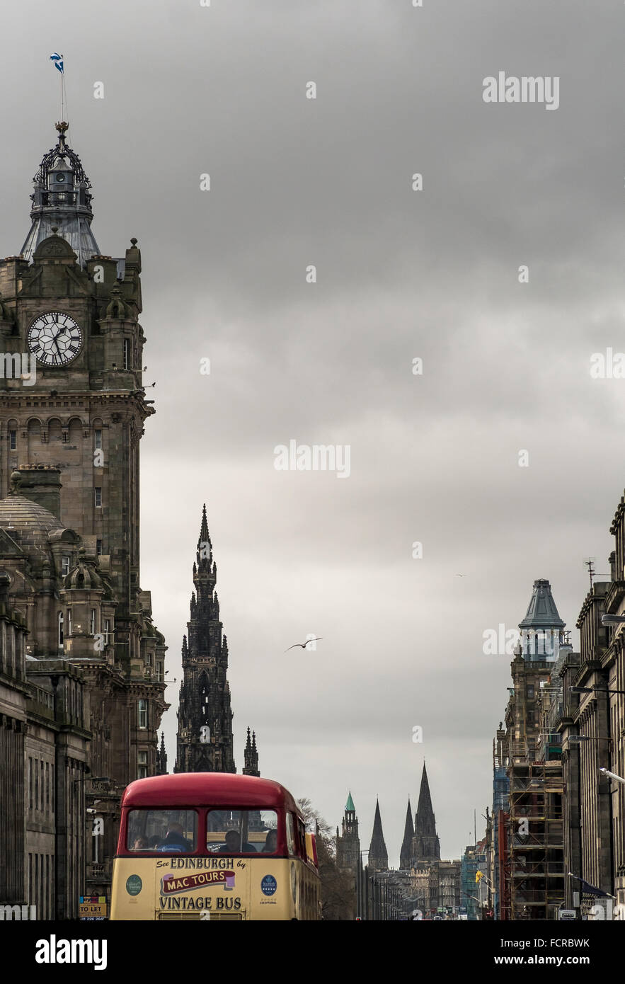 Doppel-Decker Bus, Kirchturm, Stadt Edinburgh, Denkmal, Edinburgh, Firth of Forth, Grand Eisenbahn, UK, Hotel, Großbritannien, Reisen, Stockfoto