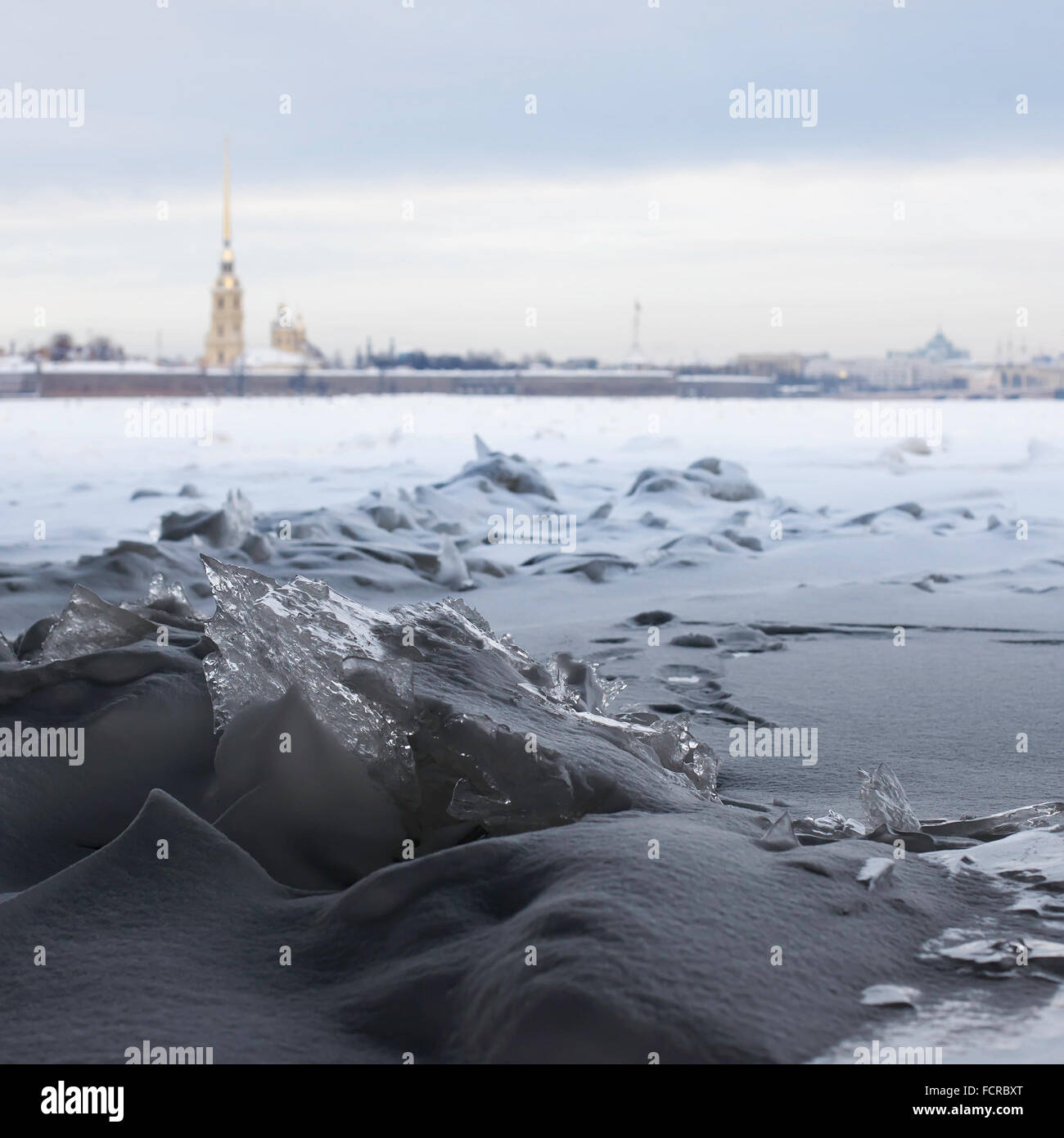 Eis am Fluss Newa, Peter and Paul Cathedral in Ferne Stockfoto