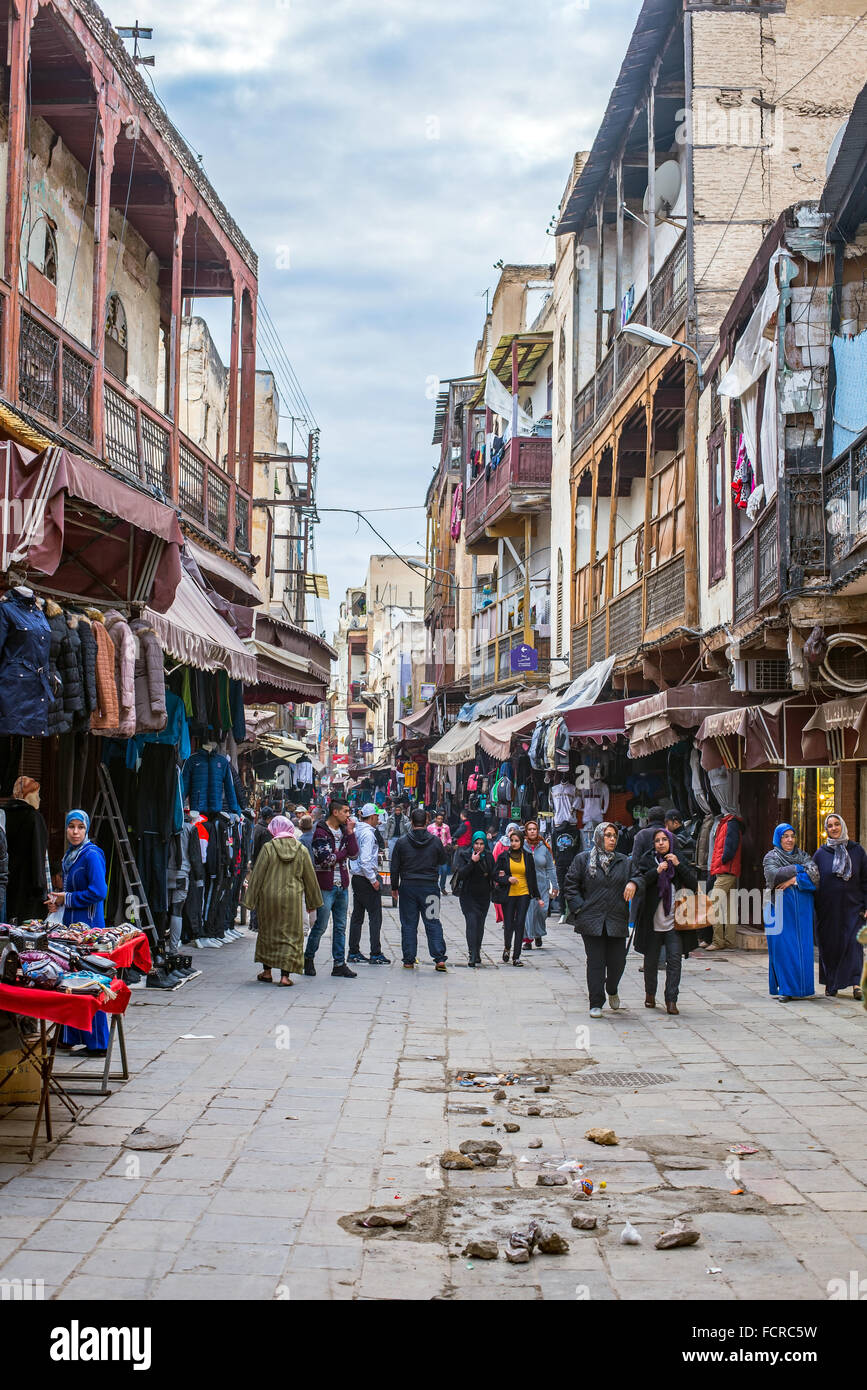 Fes, Marokko - 14. Dezember 2015: Marokkanische Bürger in eine alltägliche Szene in Rue des Merinides (Derb El Mellah) in Mellah, die je Stockfoto