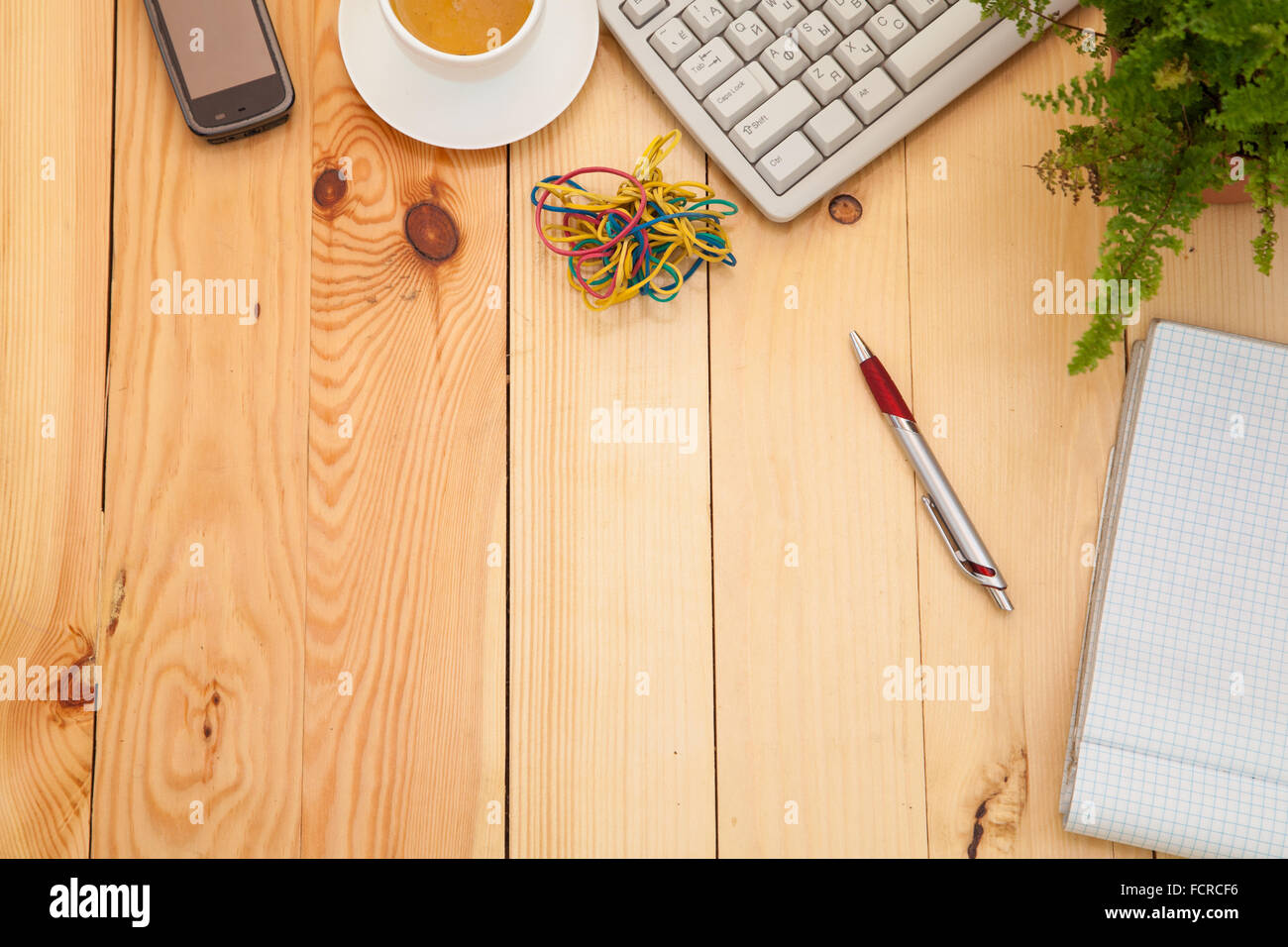 Geschäft am Arbeitsplatz mit Büroartikel Stockfoto