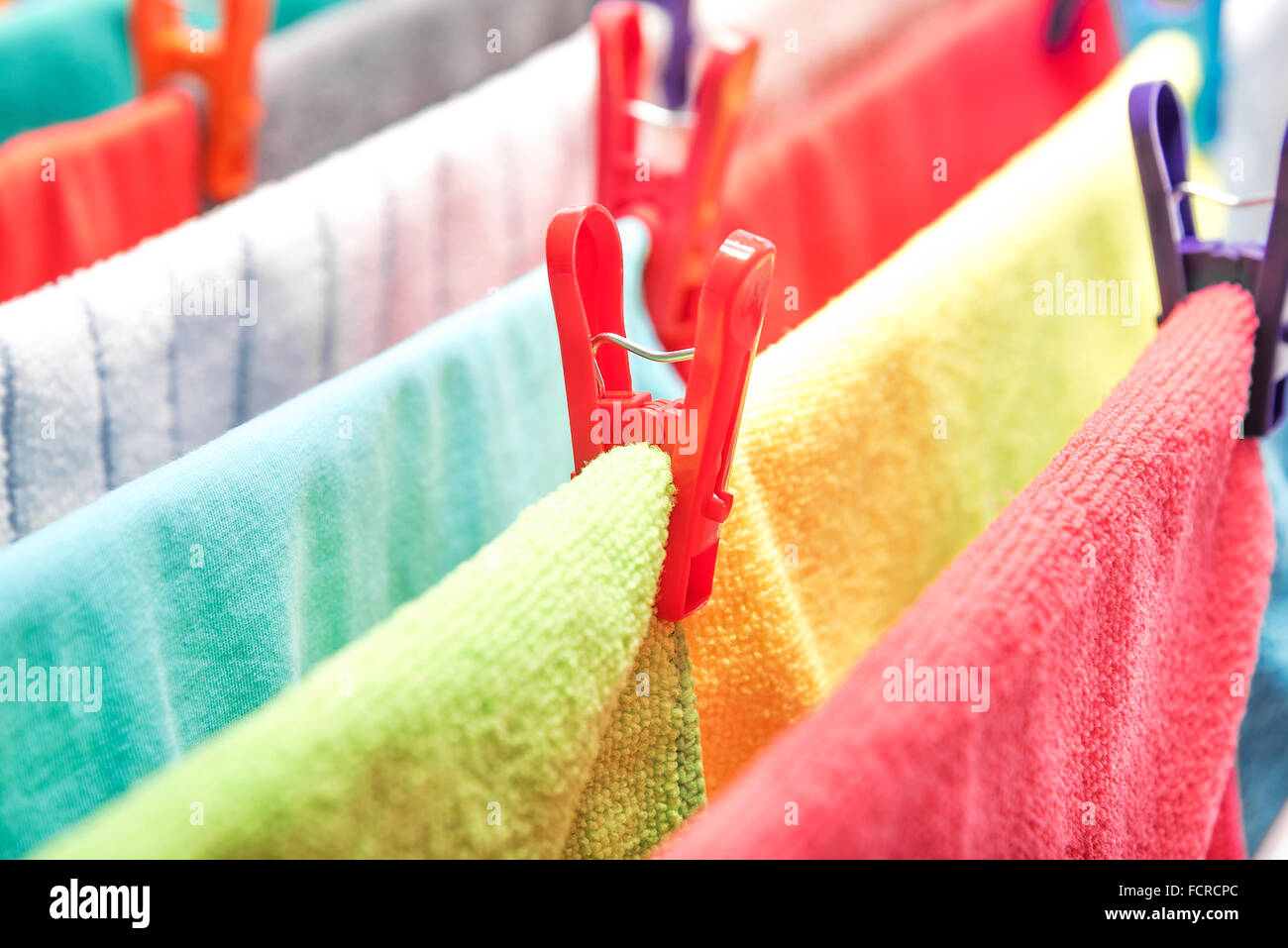 Wäscheklammer auf der Kleidung. Stockfoto