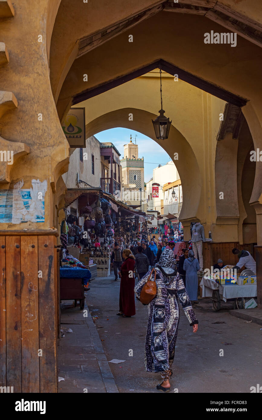 Marokkanische Bürger in eine alltägliche Szene in Semmarin Medina Gate von Fez El Jdid. Marokko. Stockfoto