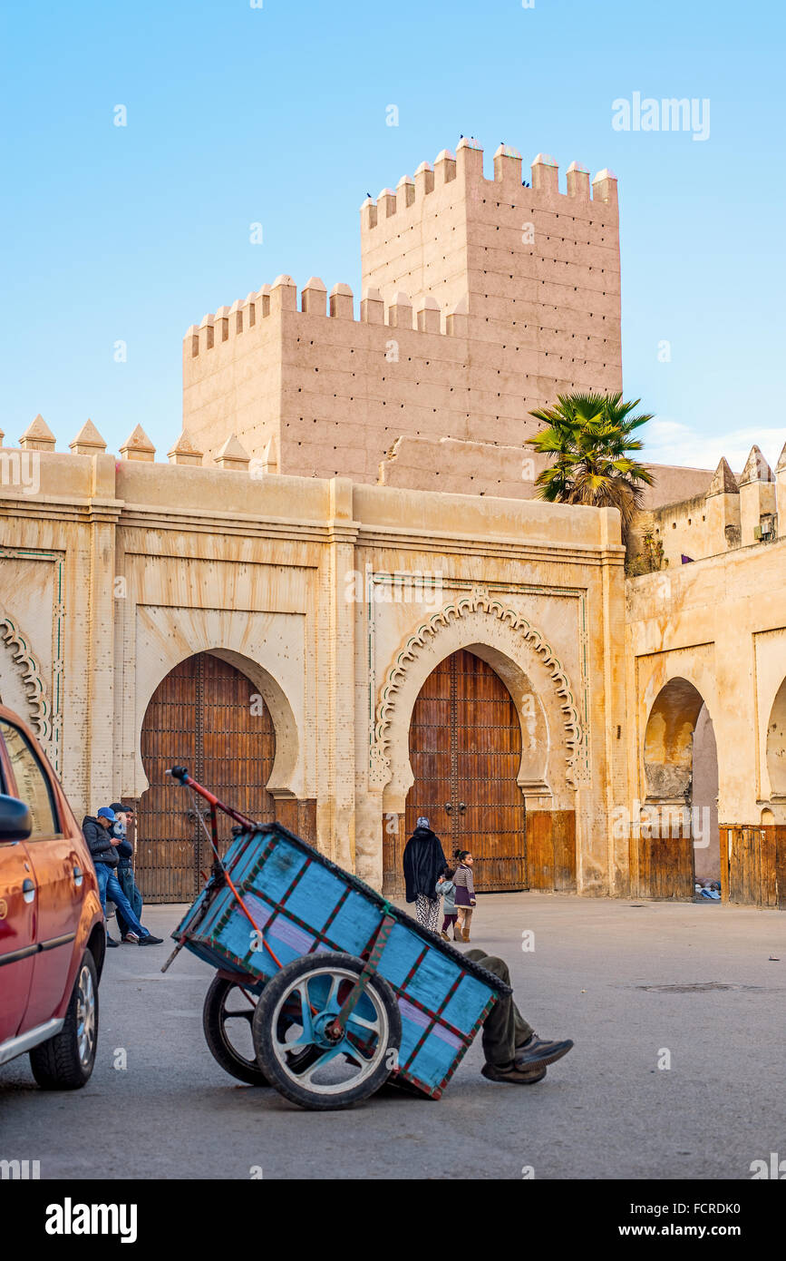 Marokkanische Bürger in einer Entspannung alltägliche Szene im Bab Makina Plaza. Fes El Jedidi, Marokko. Stockfoto