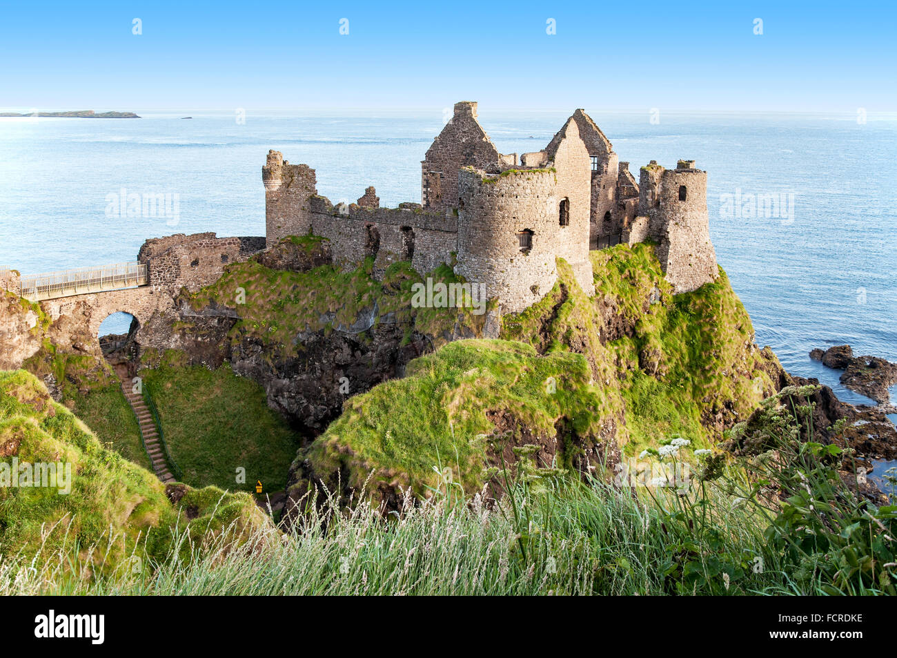 Ruinen der mittelalterlichen Dunluce Castle, County Antrim, Nordirland, bei Sonnenaufgang Licht Stockfoto