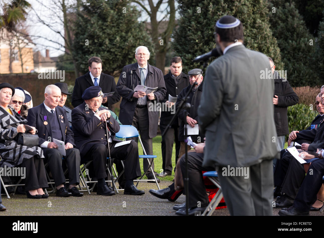 Romford, Essex, England. 24. Januar 2016. Die Leute zahlen ihren Respekt an einer Gedenkfeier in Krönung Gärten, Romford zum Holocaust-Gedenktag zu gedenken, die am 27. Januar 2016 fällt. Bildnachweis: London Pix/Alamy Live News Stockfoto