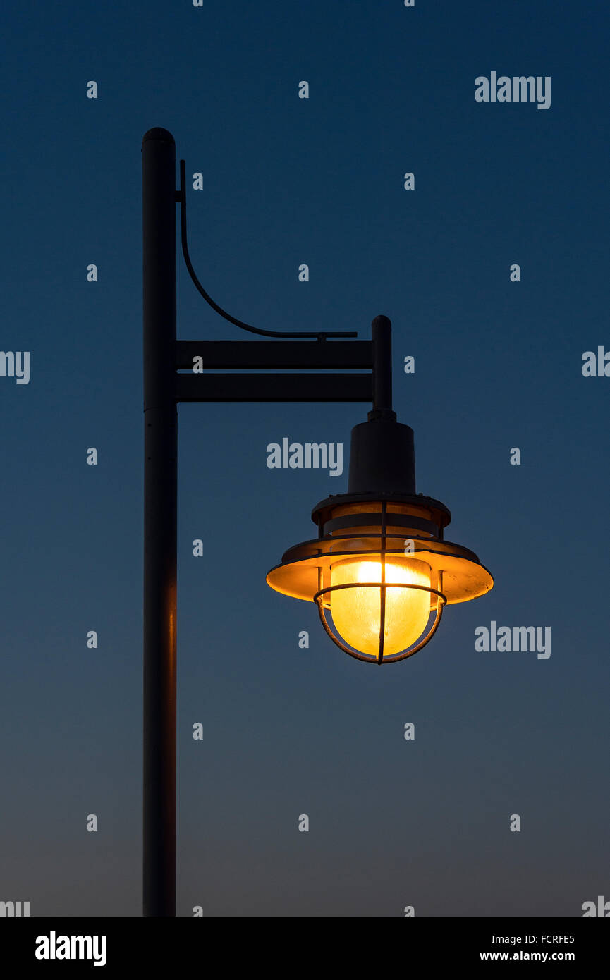 Straßenlaterne in der Nacht. Stockfoto