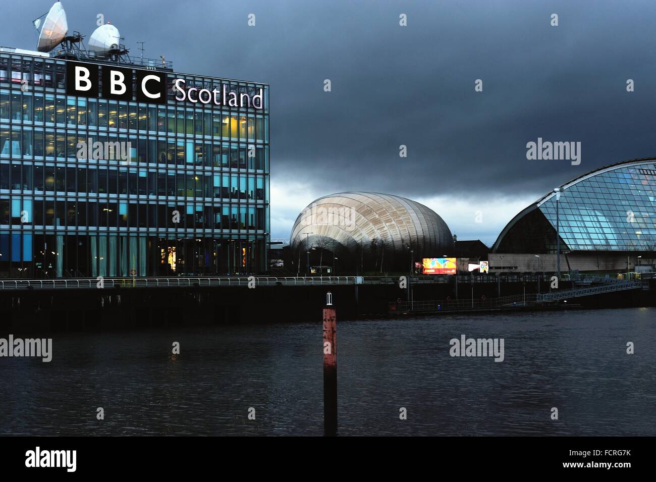 Am Abend fällt auf den BBC-Büros in Glasgow. Bildnachweis: Tony Clerkson/Alamy Live-Nachrichten Stockfoto