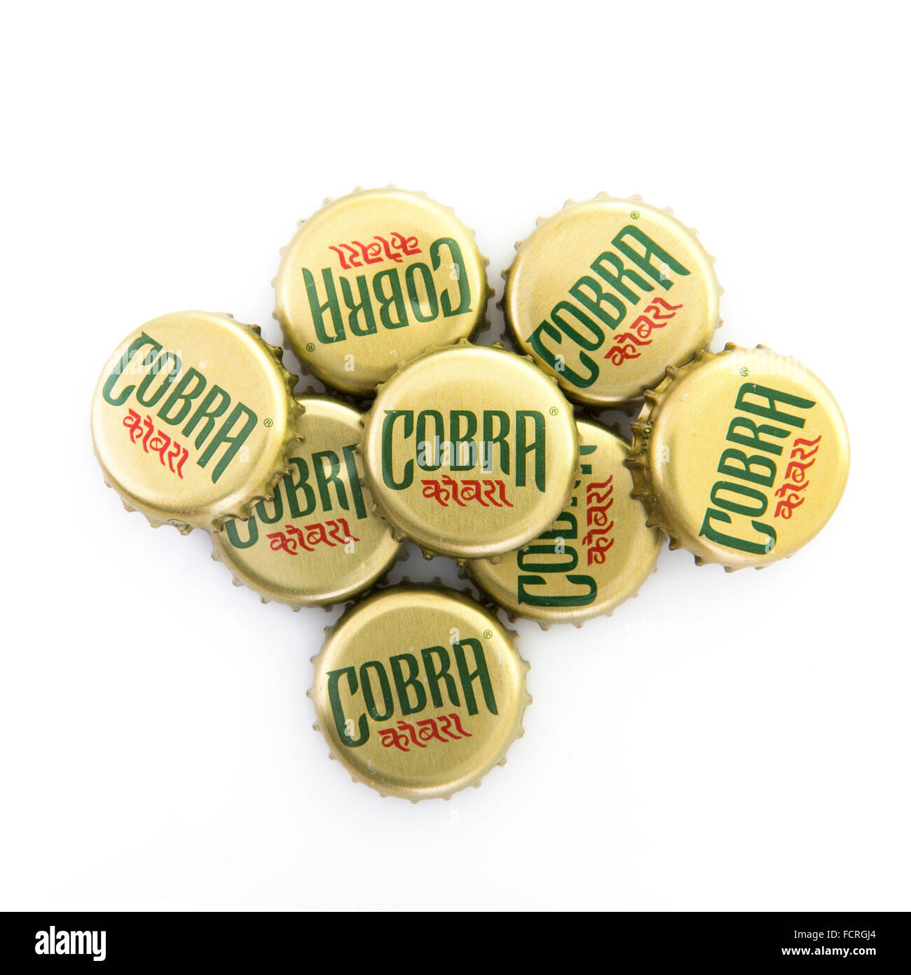 Haufen von Cobra Beer Bottle Tops auf weißem Hintergrund Stockfoto