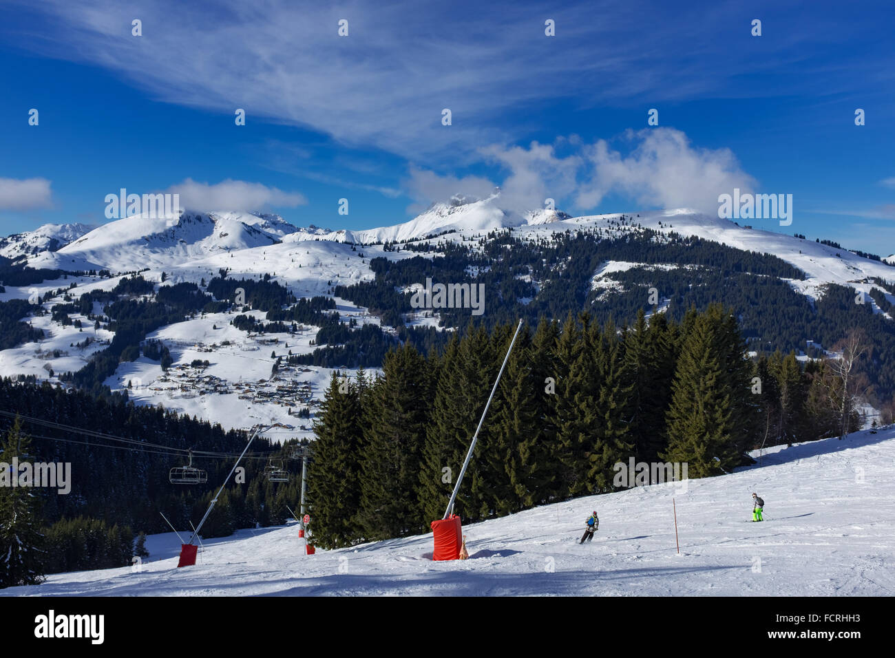Skigebiet Les Gets und Bahnhof in Portes Du Soleil Domäne in den französischen Alpen Stockfoto