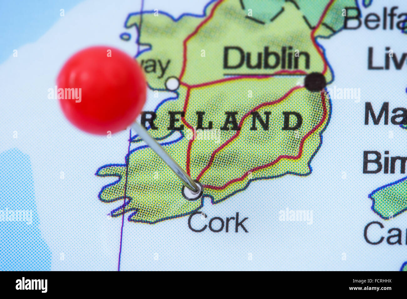Nahaufnahme der einen roten Pin in einer Karte von Cork, Irland
