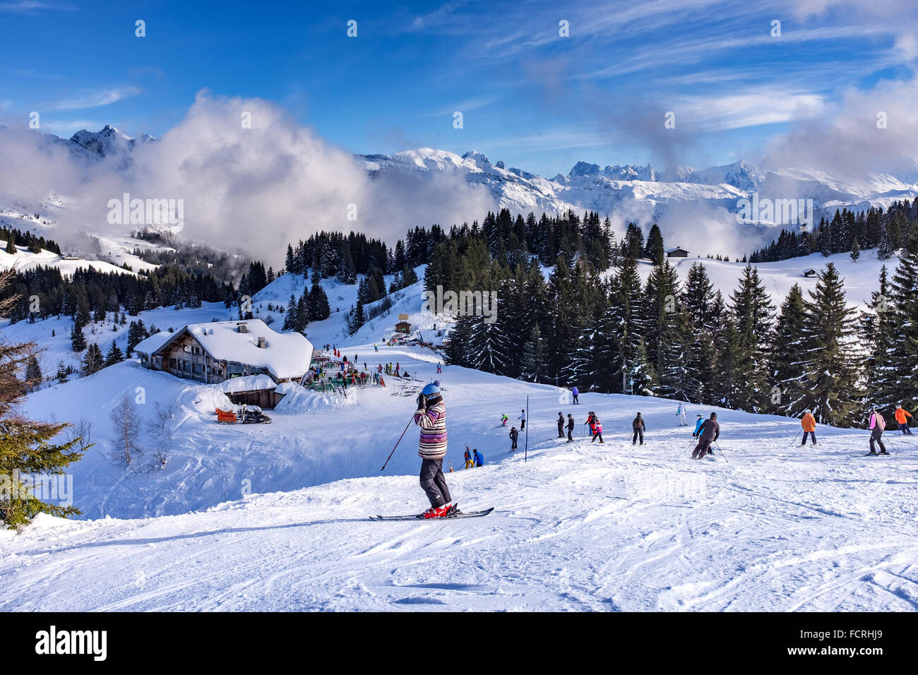 Skigebiet Les Gets und Bahnhof in Portes Du Soleil Domäne in den französischen Alpen Stockfoto